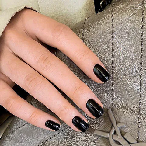 Short gel nails in black